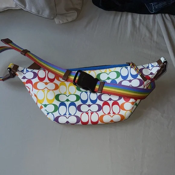 COACH WARREN BELT BAG IN RAINBOW SIGNATURE CANVAS - Pride Edition